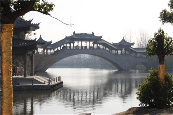 遠(yuǎn)觀古城一角
